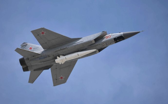 Ruský letoun MiG-31 s podvěšenou řízenou střelou Kinžál. Foto: Kancelář pro tisk a informace prezidenta Ruské federace