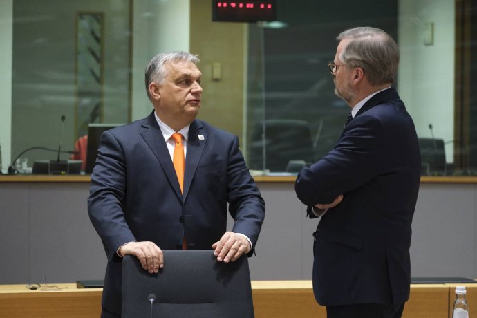 Premiér Fiala se svým maďarským protějškem Viktorem Orbánem na summitu ER. Foto: Evropská rada