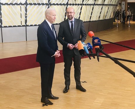 US President Joe Biden arrived at a meeting of EU countries in Brussels.  He was welcomed by the President of the European Council, Charles Michel.  Photo: Markéta Boubínová, Deník N