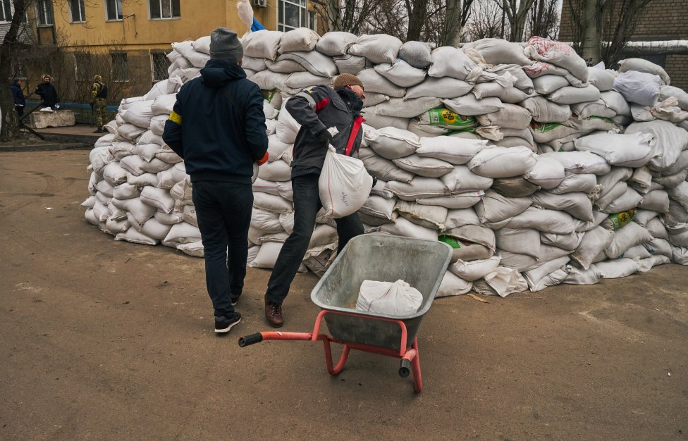 Celá ukrajina od začátku války plní pytle pískem a buduje obranné valy. Foto: Iva Zímová
