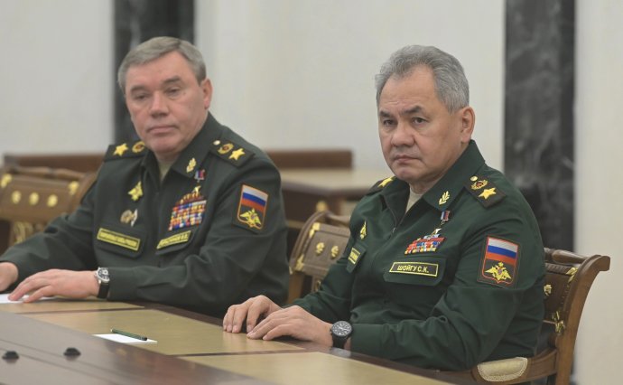 Náčelník generálního štábu Gerasimov a ministr obrany Šojgu. Foto: kremlin.ru