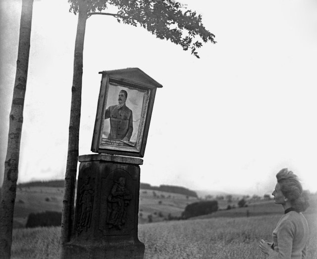 Boží muka s portrétem Stalina byl žert vyrobený a vyfotografovaný Ivem Vodseďálkem. Utahoval si ze zbožňování Stalina počátkem 50. let. Foto: Ivo Vodseďálek, ČTK.