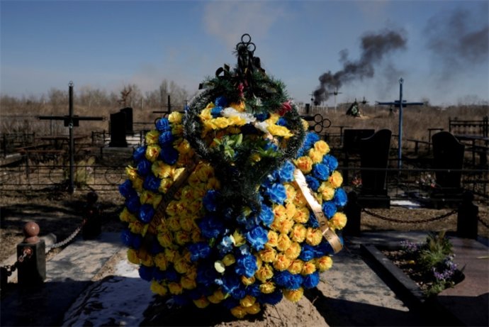 Ukrajina vede svou válku za nezávislost. Snímek pochází ze hřbitova ve městě Vasylkiv jihozápadně od Kyjeva. Foto: ČTK/AP