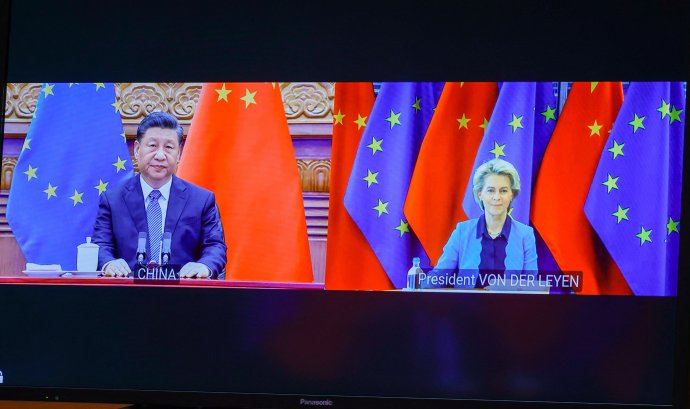 Videokonferenční summit EU–Čína, 1. dubna 2022. Vlevo Si Ťin-pching, vpravo Ursula von der Leyenová. Foto: Olivier Matthys via Reuters