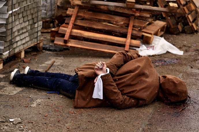 Jedno z mnoha těl nalezených v ulicích Buči, ruce výmluvně svázané za zády. Foto: Zohra Bensemra, Reuters