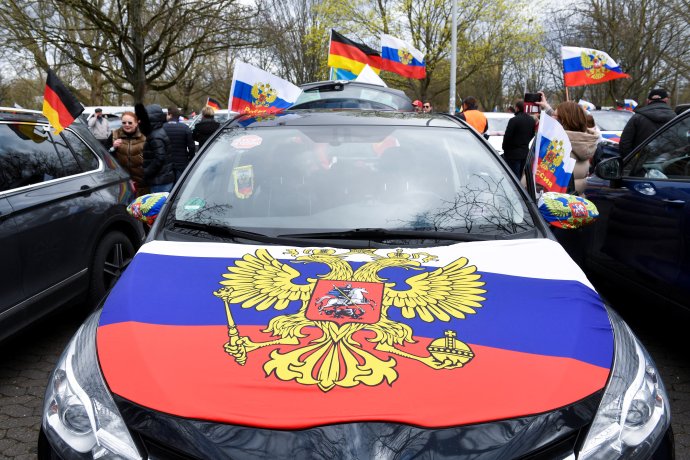 Průvod lidí s ruskými vlajkami a auty na podporu Ruska v souvislosti s ruskou válkou na Ukrajině v neděli 10. dubna 2022 v německém Hannoveru. Foto: Fabian Bimmer, Reuters