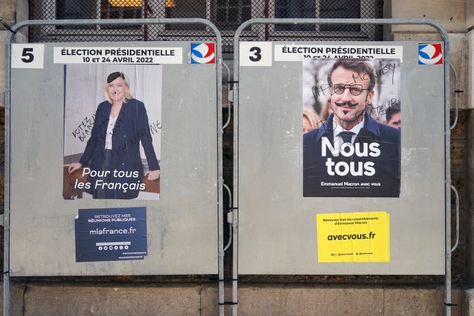 Marine Le Penová a Emmanuel Macron na volebních plakátech před druhým kolem prezidentských voleb. Foto: Myriam Tirler / Hans Lucas, Reuters