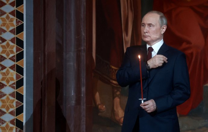 Vladimir Putin se svíčkou na náboženském obřadě k pravoslavným Velikonocům v chrámu Krista spasitele v Moskvě. Foto: Sergej Fadejčev, Sputnik/Reuters