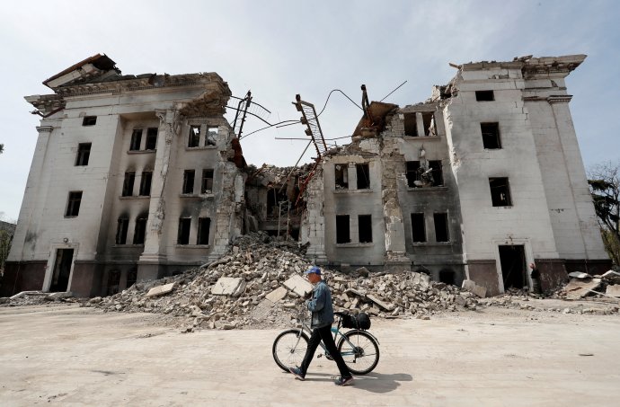 Rusy zničené mariupolské divadlo. Foto: Alexander Jermočenko, Reuters