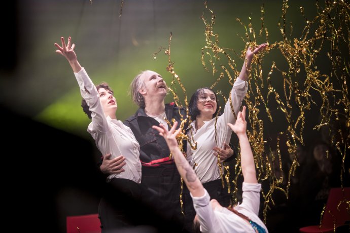 Luxusní kabaret Poprvé a naposledy je dílem souboru 420PEOPLE. Foto: Vojtěch Brtnický, 420PEOPLE