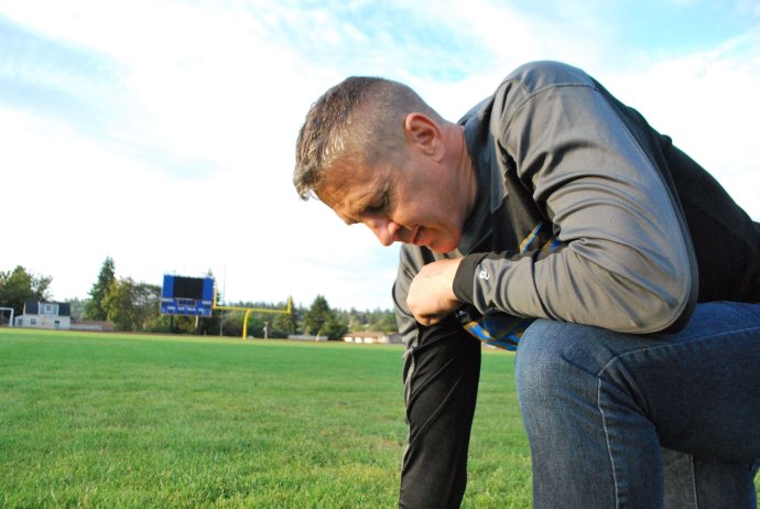 Trenér školního týmu amerického fotbalu z Bremerton High School Joseph Kennedy dovedl své tažení za veřejnou modlitbu na hřišti až před Nejvyšší soud. Rozhodnutí bude stěžejní pro náboženské projevy v USA. Foto: First Liberty