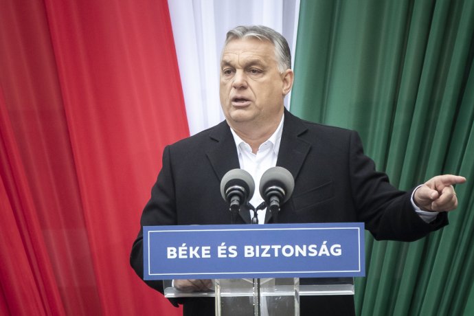 Předvolební mítink Viktora Orbána. „Mír a bezpečnost,“ hlásá nápis na řečnickém pultíku. Foto: Gabriel Kuchta, Deník N