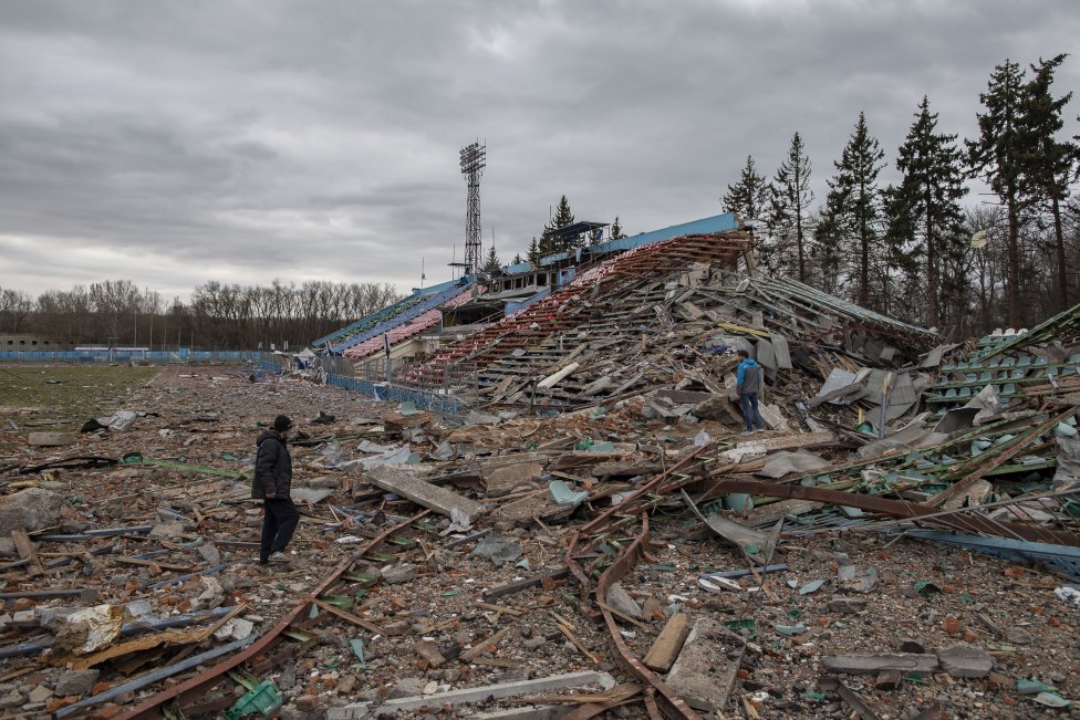 Fotbalový stadion byl jedním z míst, která v Černihivu zasáhly ruské bomby. Foto: Gabriel Kuchta, Deník N