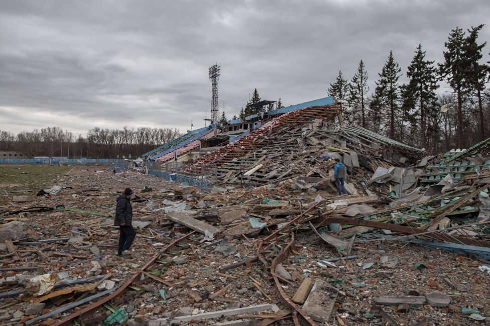 Fotbalový stadion byl jedním z míst, která v Černihivu zasáhly ruské bomby. Foto: Gabriel Kuchta, Deník N