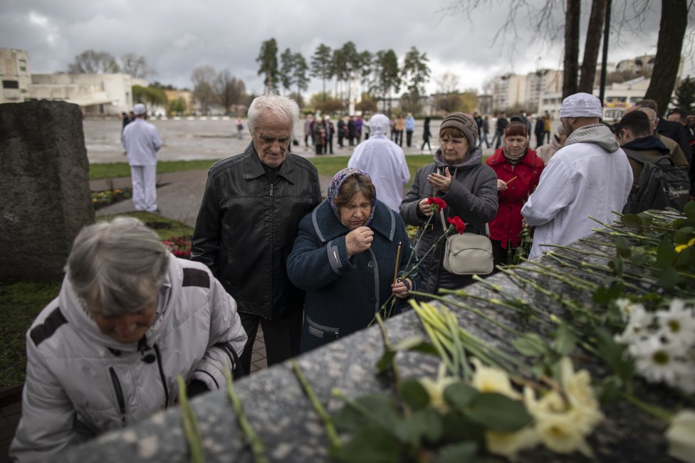 Přesně před šestatřiceti lety explodovala černobylská elektrárna. Slavutyč vzpomíná na likvidátory katastrofy, na radnici stále vlaje ukrajinská vlajka a město má své nové hrdiny i nepřátele. Foto: Gabriel Kuchta, Deník N