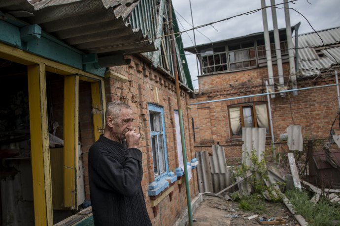 Na cestě mezi Mariupolem a Záporožím jsou desítky rozbombardovaných vesnic. Jako Orechovo. Foto: Gabriel Kuchta, Deník N