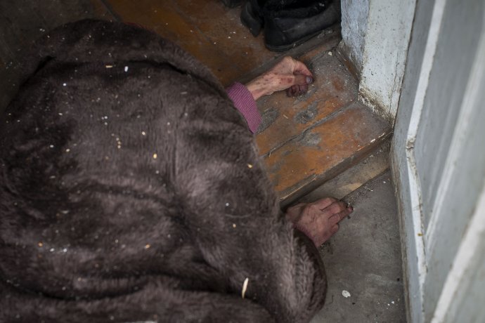 Ukrajinská Buča měla před válkou skoro čtyřicet tisíc obyvatel. Na tři sta jich přišlo o život, mnozí stále takto leží mrtví na ulicích nebo ve svých domech. Foto: Gabriel Kuchta, Deník N