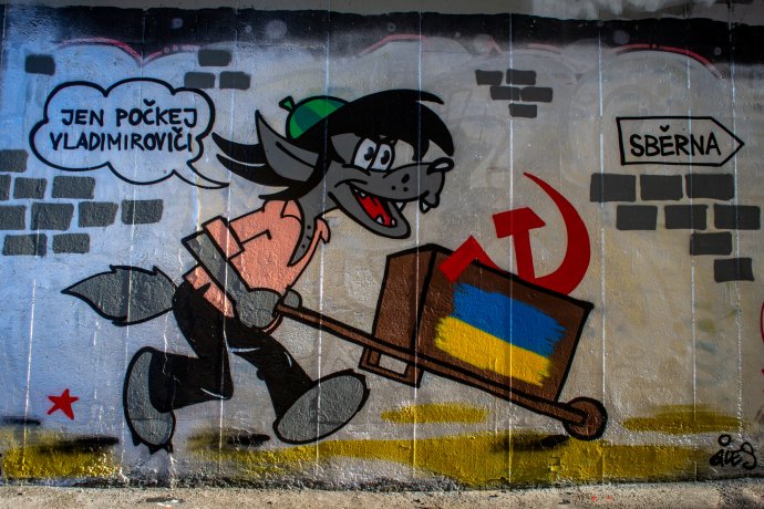 Symboly sovětské moci odváží do sběru ruský vlk. Ale na trakaři je ukrajinská vlajka; nejsou tedy vinni Ukrajinci? Vyberte si. (Graffiti pochází z Ostravy.) Foto: ČTK