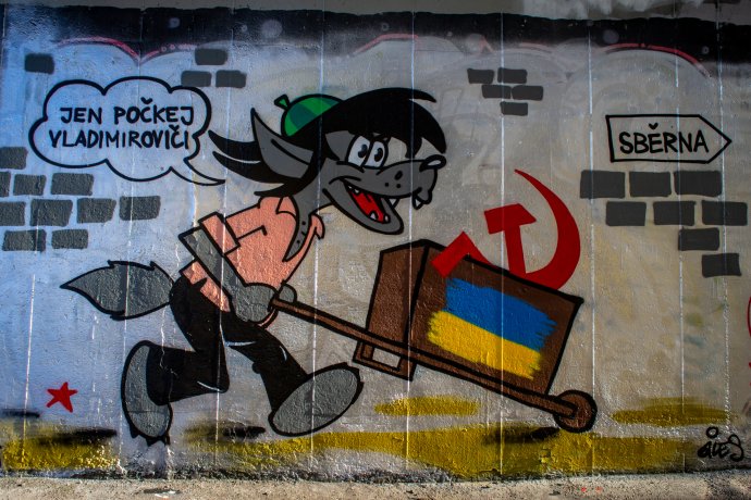 Symboly sovětské moci odváží do sběru ruský vlk. Ale na trakaři je ukrajinská vlajka; nejsou tedy vinni Ukrajinci? Vyberte si. (Graffiti pochází z Ostravy.) Foto: ČTK