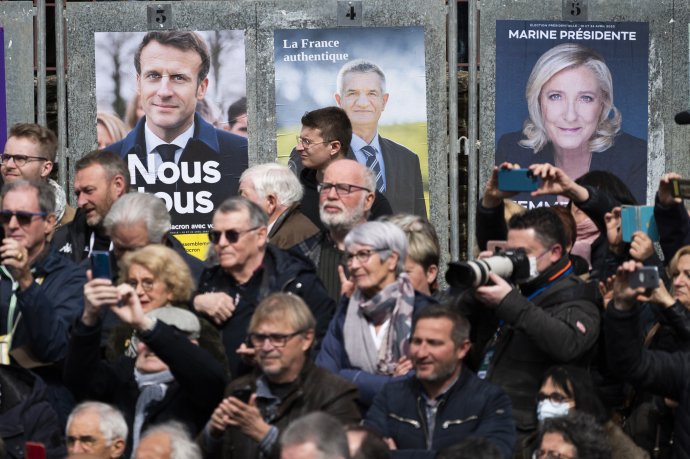 Předvolební kampaň vrcholí. (Na plakátech Macron, předseda Národního shromáždění Richard Ferrand a Le Penová.) Ilustrační foto: ČTK/ABACA
