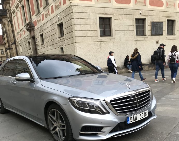 Podnikatel a lobbista Tomáš Hrdlička krátce po poledni dorazil autem na Pražský hrad. Foto: Zdislava Pokorná, Deník N