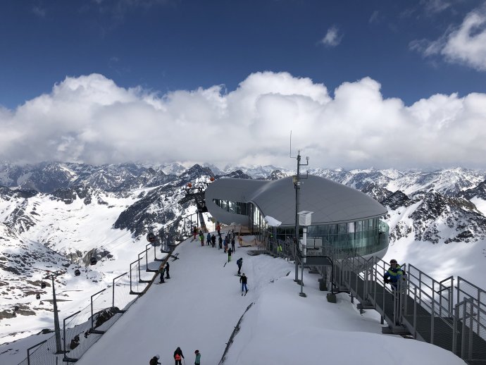 Café 3.440 s panoramatickou terasou a názvem odpovídajícím nadmořské výšce je údajně nejvýše položenou rakouskou kavárnou. Podle chystaného projektu by na kávu v budoucnu mohli přijet i lyžaři ze Söldenu. Foto: Tomáš Linhart, Deník N