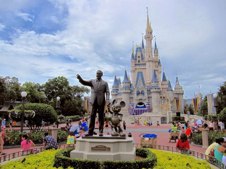 Společnost Walt Disney je největším soukromým zaměstnavatelem na Floridě. Díky ní má Florida 15. největší ekonomiku na světě. Guvernér se jí ale nyní snaží zvláštní status odebrat. Foto: Anna, Wikimedia Commons, CC BY-SA 4.0