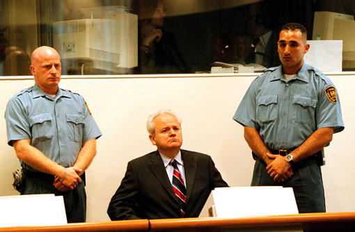 Někdejší jugoslávský a srbský prezident Slobodan Milošević v roce 2002 před Mezinárodním trestním tribunálem. Foto: Robert Goddyn, ICTY