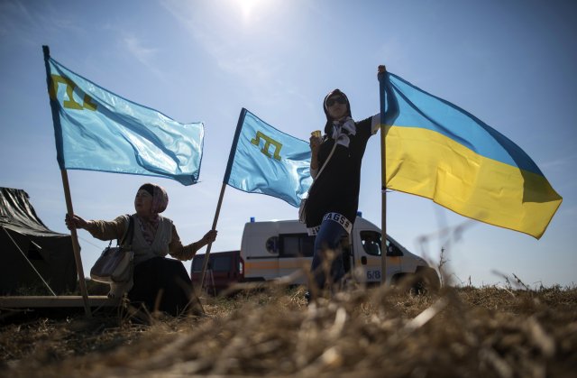 Vlajky krymských Tatarů a Ukrajiny. Foto: ČTK