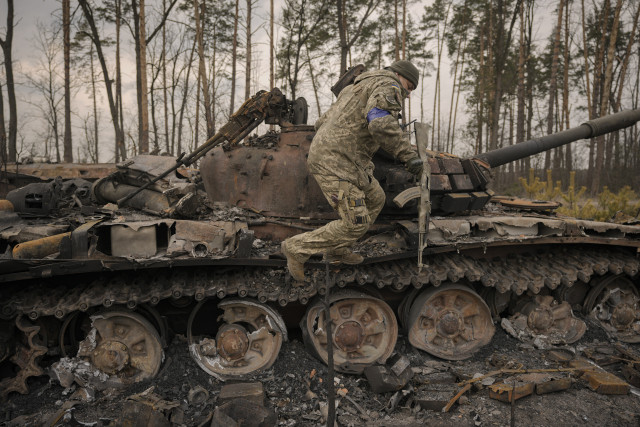 Rusové se Kyjev snažili z jihu sevřít do kleští. Na obou březích Dněpru se však jejich ofenziva rychle zadřela. Foto: ČTK / AP Photo / Vadim Ghirda.