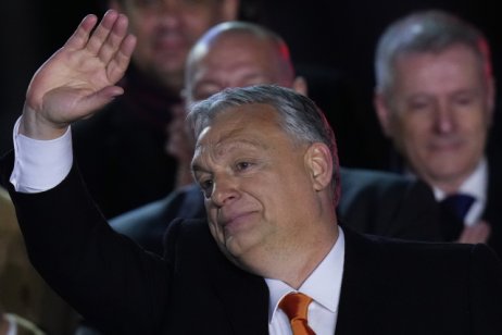 Maďarský premiér Viktor Orbán střídmým gestem slaví vítězství v parlamentních volbách. Foto: ČTK/AP