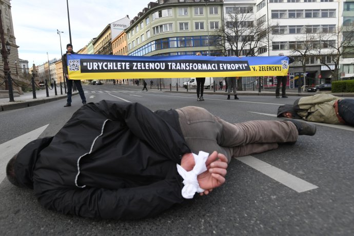 Blokáda pražské magistrály, kterou začátkem dubna uspořádalo hnutí Extinction Rebellion v rámci kampaně 3 °C pro Ukrajinu. Foto: ČTK