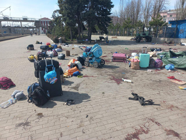 Následky raketového útoku na nádraží v ukrajinském Kramatorsku. Foto: ČTK