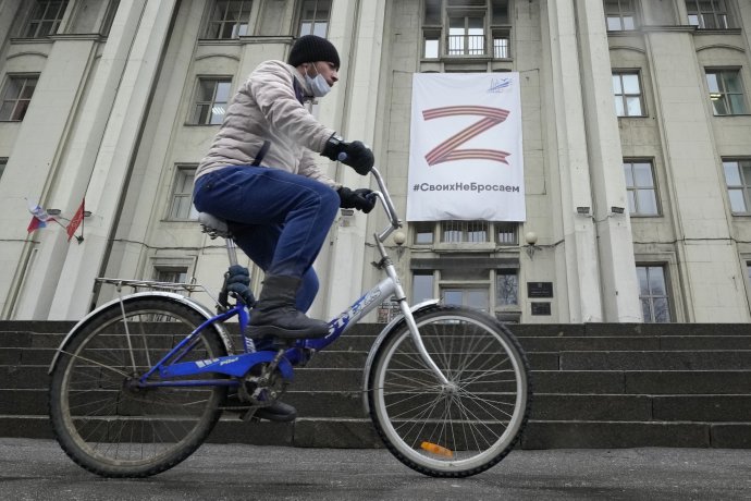 Něvský prospekt v Petrohradu. Pod symbolem ruské agrese na Ukrajině, písmenem Z, hlásá hashtag: „Naše neopustíme.“ Foto: ČTK/AP