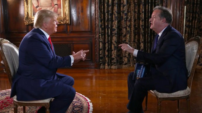 Rozhovor moderátora Pierse Morgana a Donalda Trumpa se vysílal na třech kontinentech. Prezentovali ho jako „nebojácný rozhovor bez cenzury“. Foto: Fox Nation