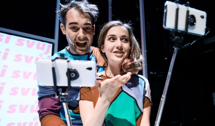 Co je opravdové a co je jen produktem moderní společnosti? I na to se ptá nová inscenace Romeo&Julie2022. Foto: Divadlo Pod Palmovkou