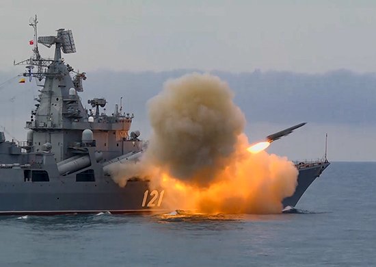 Ruský křižník Moskva vloni v dubnu při cvičné střelbě raket Vulkán. Foto: ruské ministerstvo obrany, mil.ru
