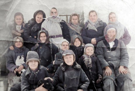 Ryszard Gaik spolu s dalšími Poláky za druhé světové války násilně vystěhovanými do Kazachstánu. Snímek pochází z této středoasijské země. Foto: Paměť národa