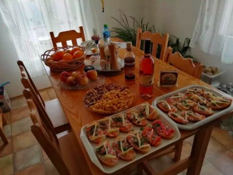 Fotografie chlebíčků, kterou zastupitel Kalvoda sdílel na Facebooku. Zdroj: FB Bronislava Kalvody