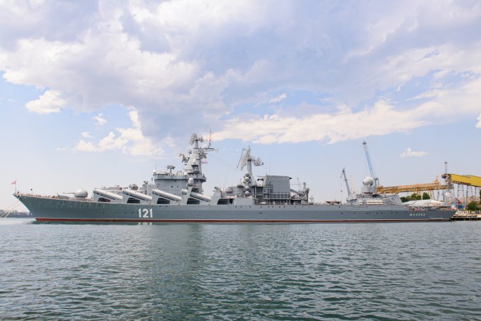 Vloni v červenci: vlajková loď ruské Černomořské flotily Moskva v přístavu. Foto: alexnikit, Adobe Stock