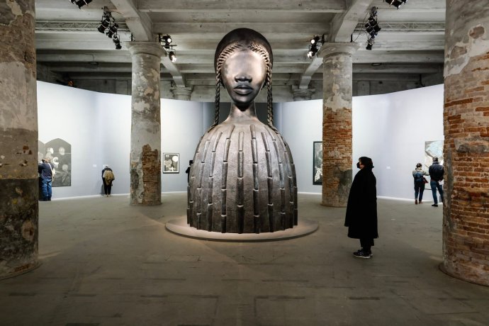 Výstava sice o pandemii není, ale nutně odráží otřesy současnosti. Foto: La Biennale di Venezia.