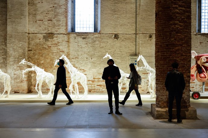 Žirafy jako hrdinky románu? A proč ne? Zde v expozici z letošního benátského bienále. Foto: La Biennale di Venezia.