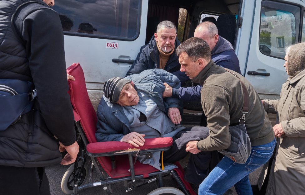 Evakuace z Doněcké oblasti zvyšuje tempo. Dobrovolníci pomáhají především těm, kdo nedokážou odjet sami. Foto: Iva Zímová