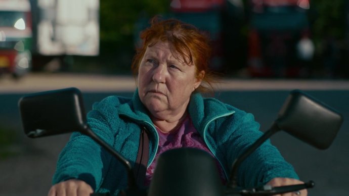 Drsná hrdinka filmu Miss Viborg brázdí město na svém skútru. Foto: Dny evropského filmu