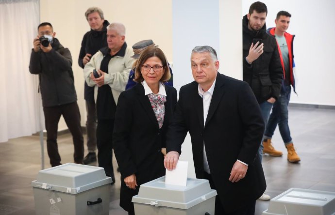 Maďarský premiér Viktor Orbán odevzdává hlas v parlamentních volbách. Foto: Gabriel Kuchta, Deník N