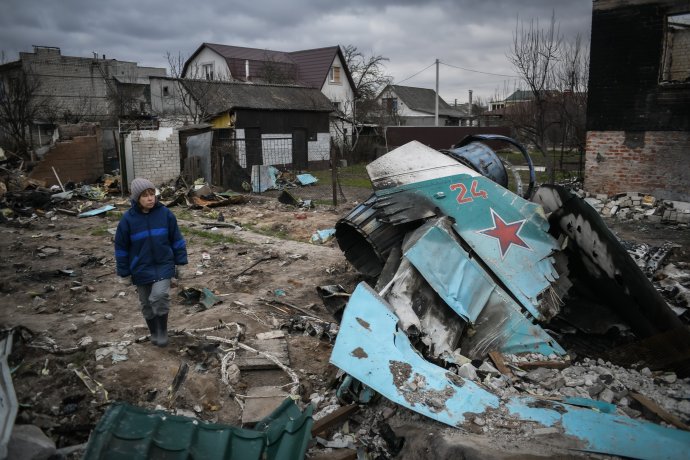 Zničený ruský stíhací bombardér Su-34 v ukrajinském Černihivě. Pilot se stačil katapultovat a byl zajat, navigátor zahynul. Foto: Piero Cruciatti, Sipa USA / Reuters