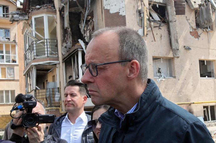 Lídr německé opoziční strany CDU Friedrich Merz na návštěvě Irpině nedaleko Kyjeva. Foto: Pavlo Bagmut, Ukrinform / AbacaPress / Reuters
