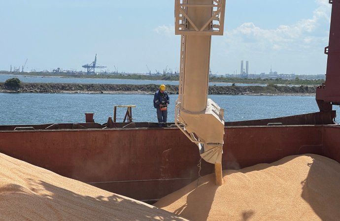 Obilí pro Egypt nakládané na loď v přístavu v rumunské Constantě (150 km od ukrajinských hranic). 11. 5. 2022. Foto: Olimpiu Gheorghiu, Reuters