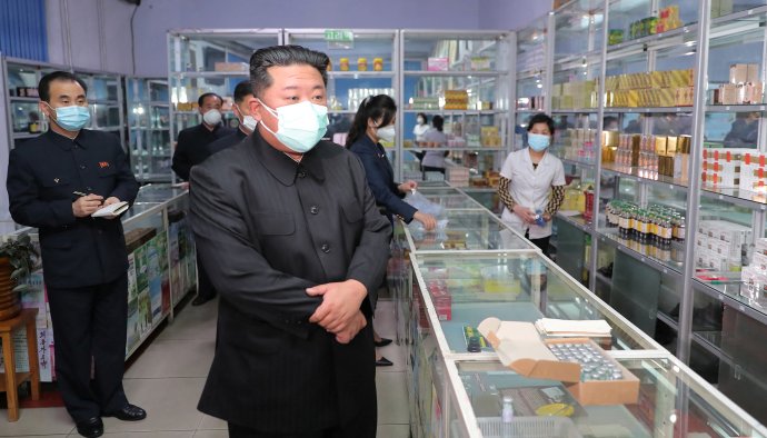 Kim Čongun se na čerstvých agenturních snímcích začal ukazovat v roušce. Ani to dříve nebývalo, vystavoval se v ní jen výjimečně. Foto: KCNA (nedatovaný snímek zveřejněný 15. května 2022) via Reuters