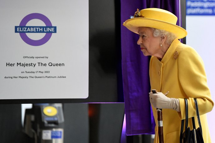 Novou linku londýnské hromadné dopravy Elizabeth line slavnostně otevřela v předstihu už minulé úterý osobně královna Alžběta II. společně se svým synem, princem Edwardem, premiérem Johnsonem a starostou Khanem. Foto: Toby Melville, Reuters